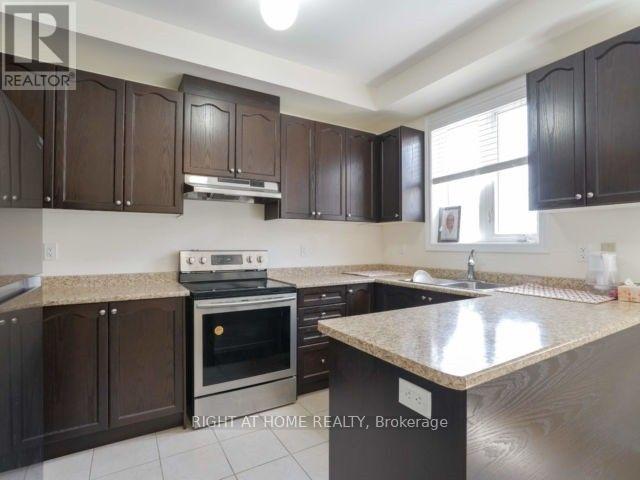 90 New Pines Trail, Brampton, Ontario  L6Z 0B4 - Photo 7 - W12634158