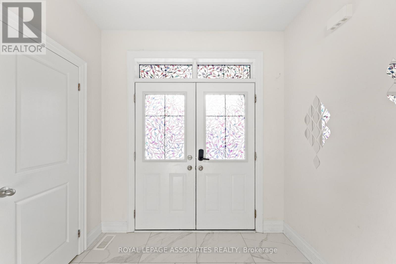 15 Farringdon Crescent, Brampton, Ontario  L7A 4Z5 - Photo 4 - W12634164