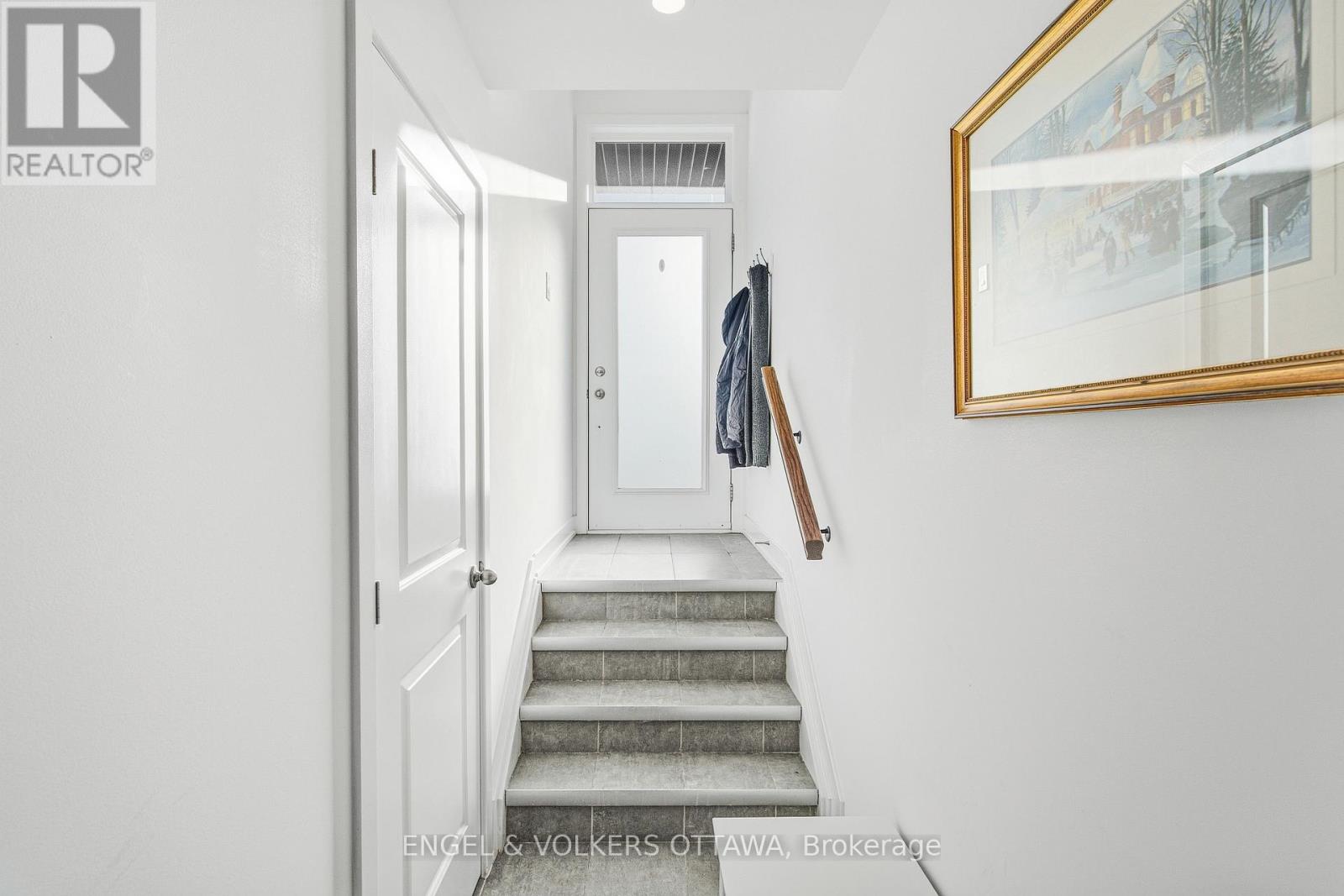 B - 310 Tulum Crescent, Ottawa, Ontario  K2S 2Y4 - Photo 3 - X12634200