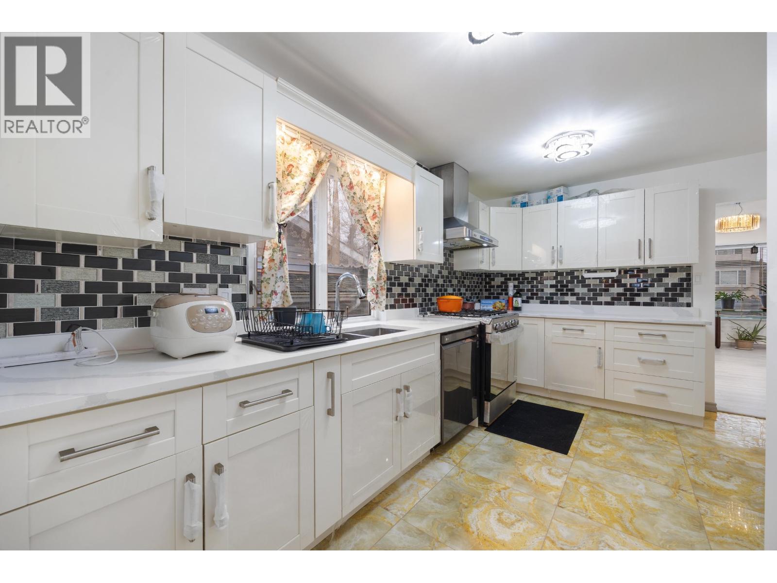 8255 18th Avenue, Burnaby, British Columbia  V3N 1K4 - Photo 11 - R3073851