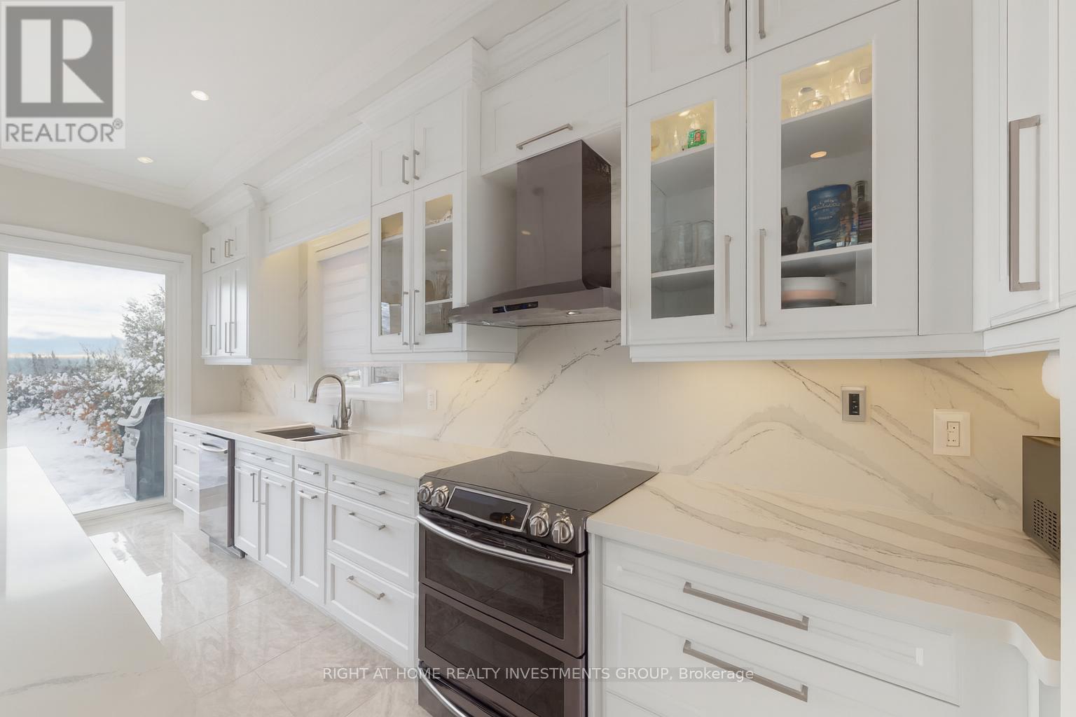 75 Manor Hampton Street, East Gwillimbury, Ontario  L9N 0P9 - Photo 11 - N12634220