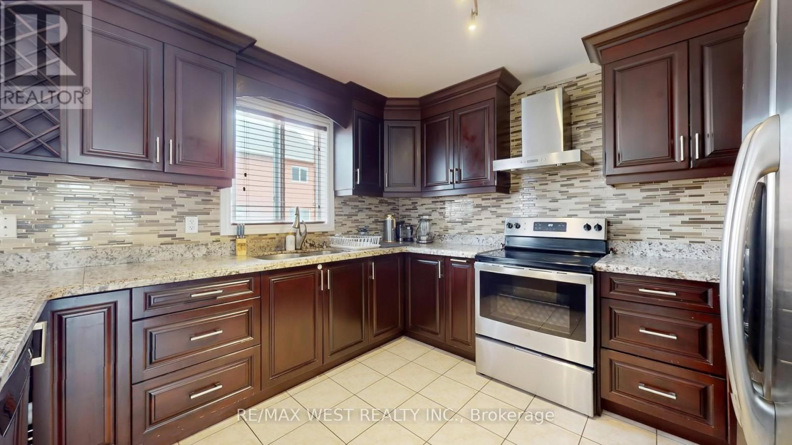 247 Knapton Drive, Newmarket, Ontario  L3X 3B7 - Photo 11 - N12634256