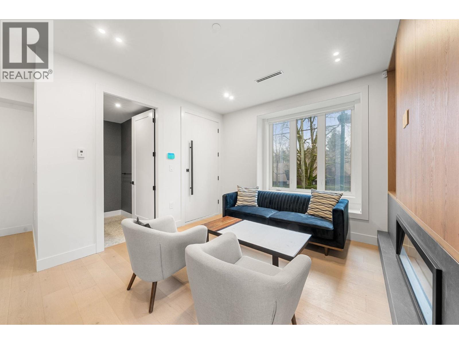 3483 Adanac Street, Vancouver, British Columbia  V5K 4P4 - Photo 2 - R3073760