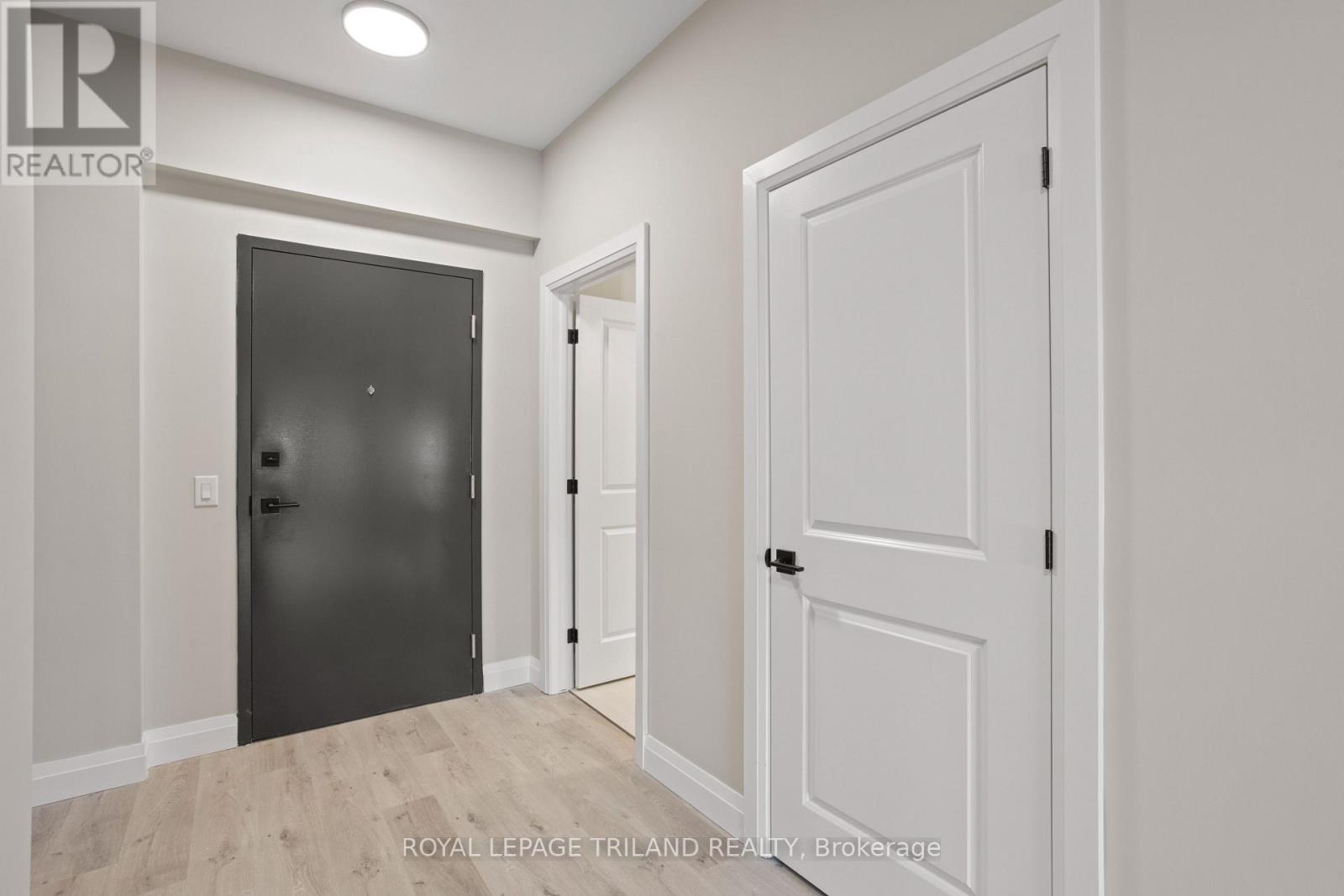 101 - 33318 Richmond Street, Lucan Biddulph, Ontario  N0M 2J0 - Photo 2 - X12634354