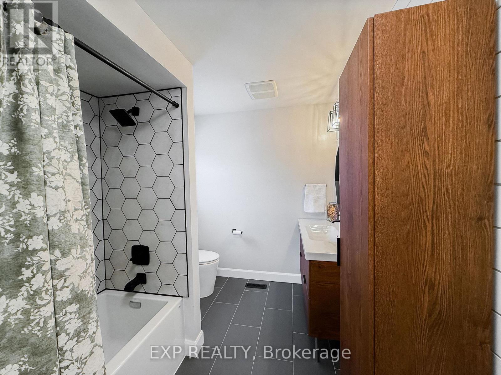 5051 Wellington Road S, London South, Ontario  N6E 3X9 - Photo 3 - X12634382