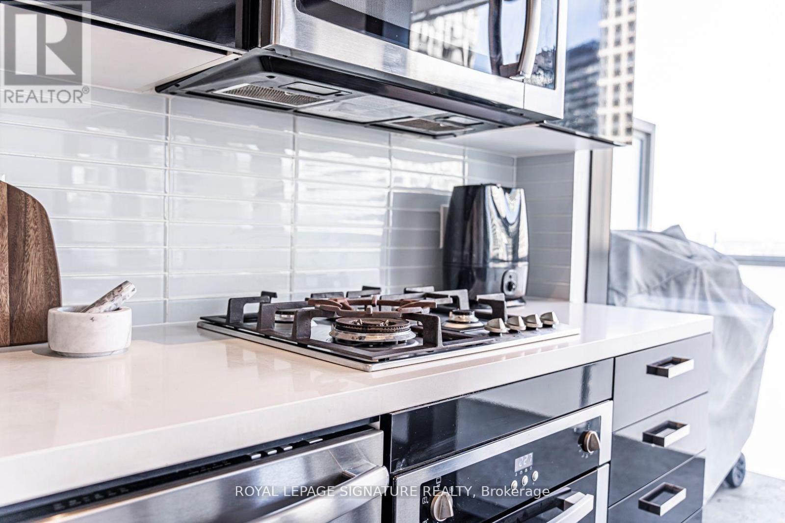 2105 - 11 CHARLOTTE STREET, Toronto, Ontario