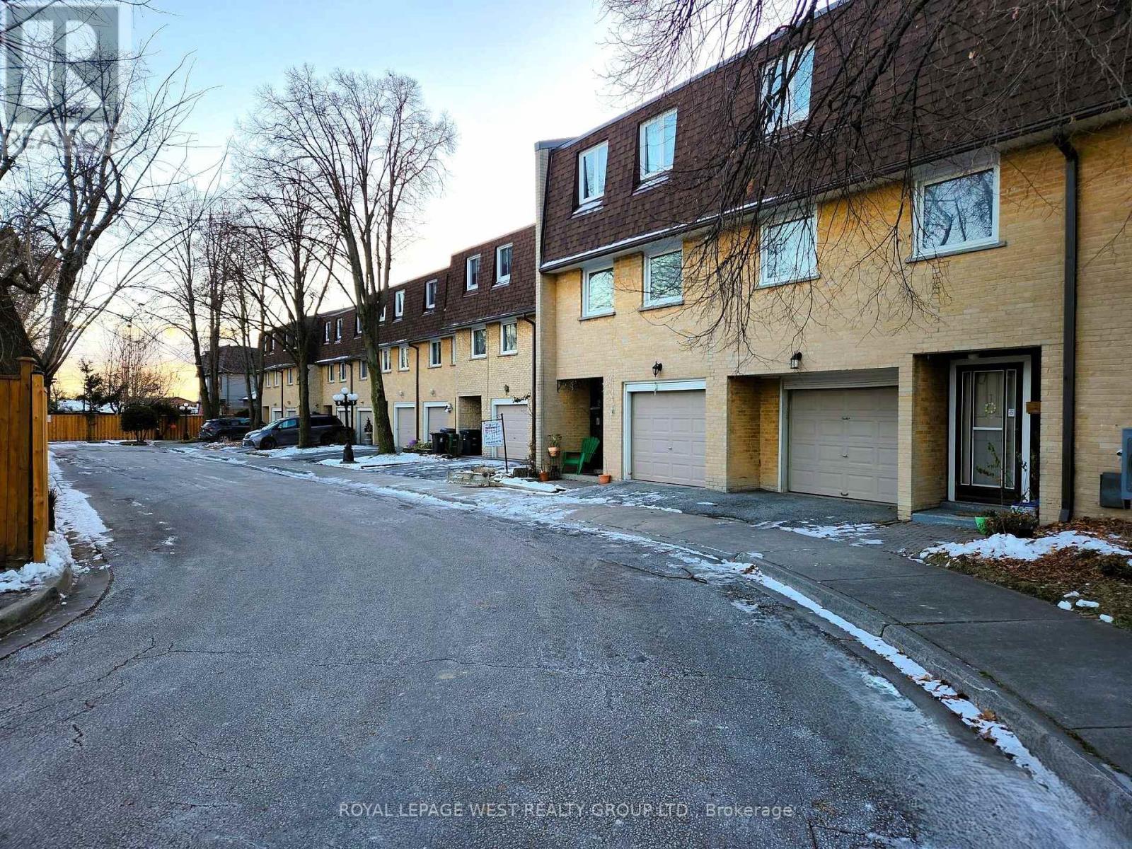 3 - 92 Twenty Ninth Street, Toronto, Ontario  M8W 3B2 - Photo 3 - W12440047