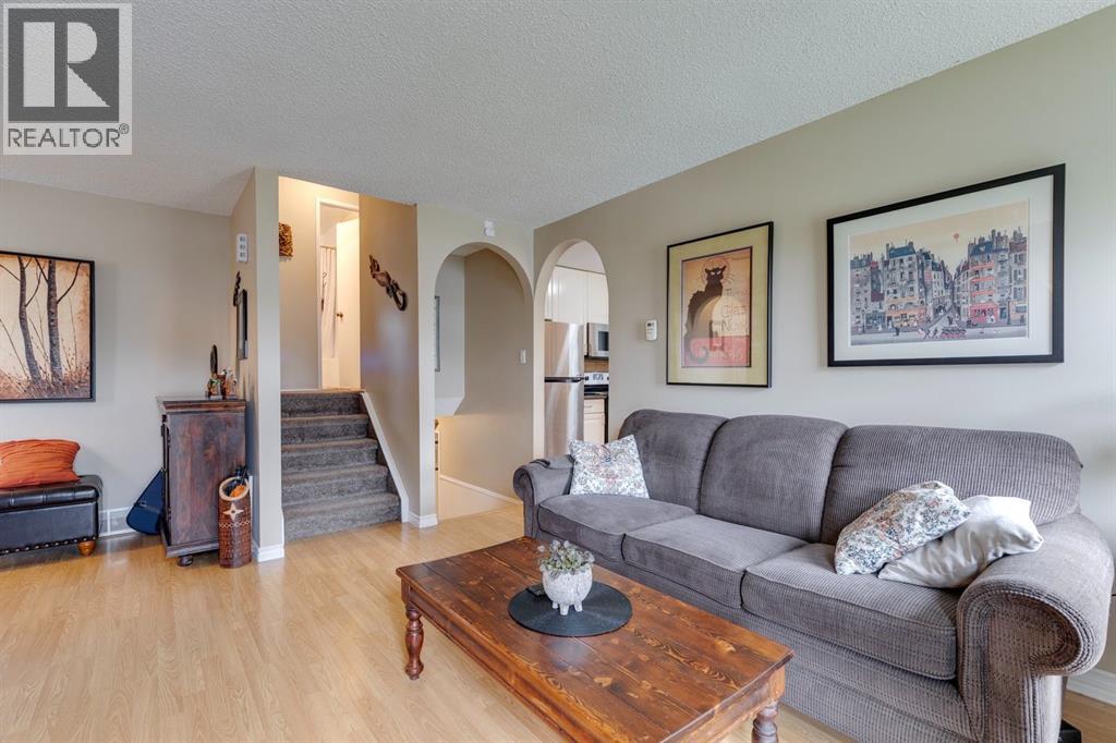 87 Falton Close Ne, Calgary, Alberta  T3J 1X2 - Photo 4 - A2251298