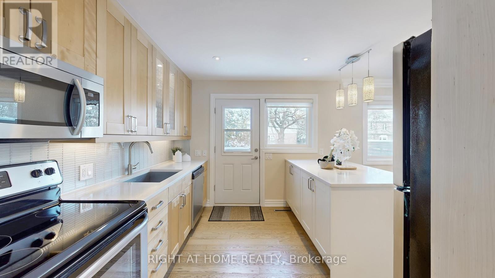 12 Courtham Avenue, Markham, Ontario  L3T 1G3 - Photo 11 - N12634322