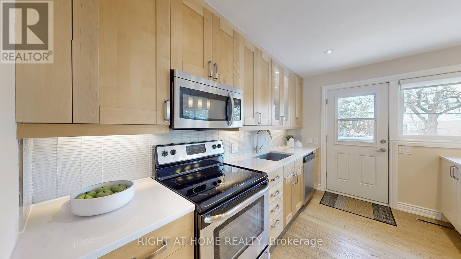 12 Courtham Avenue, Markham, Ontario  L3T 1G3 - Photo 12 - N12634322