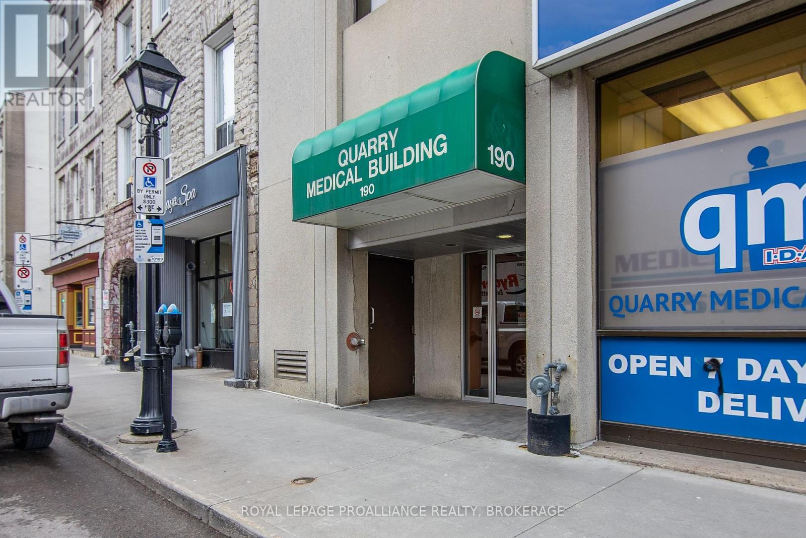 401 - 100 Princess Street, Kingston, Ontario K7L 1A7 - Photo 2 - X12634456