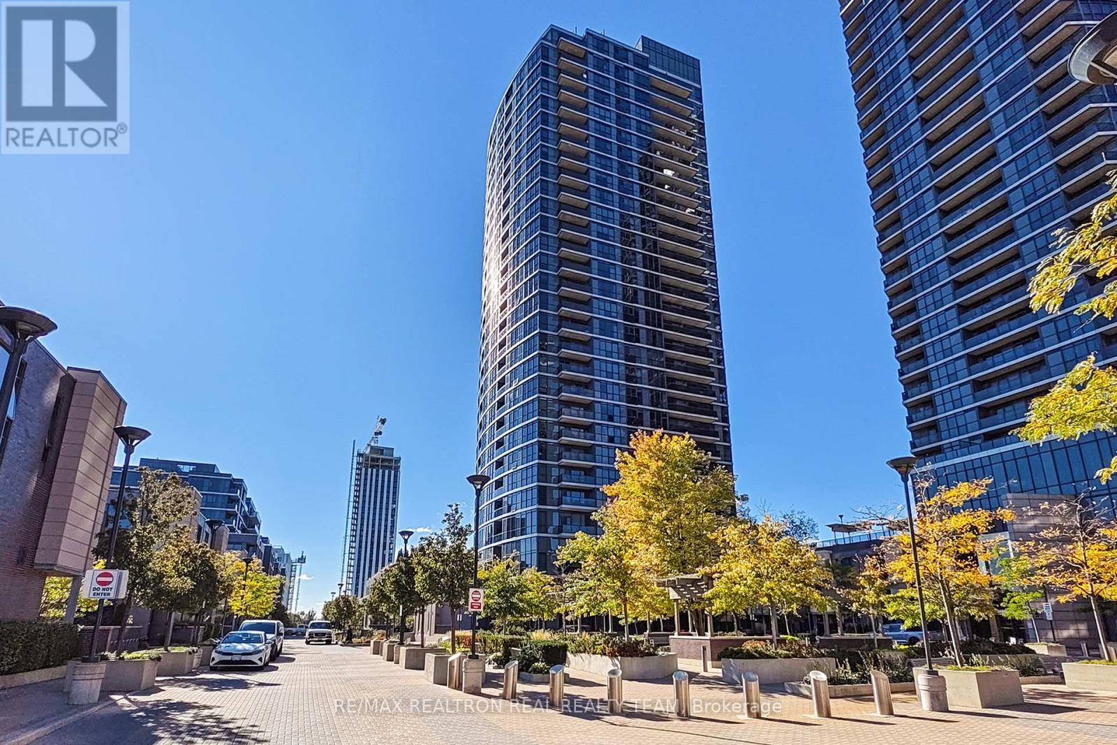 <div class="slider-price">$479,900</div><p>706 - 9 Valhalla Inn Road, Toronto, Ontario</p>