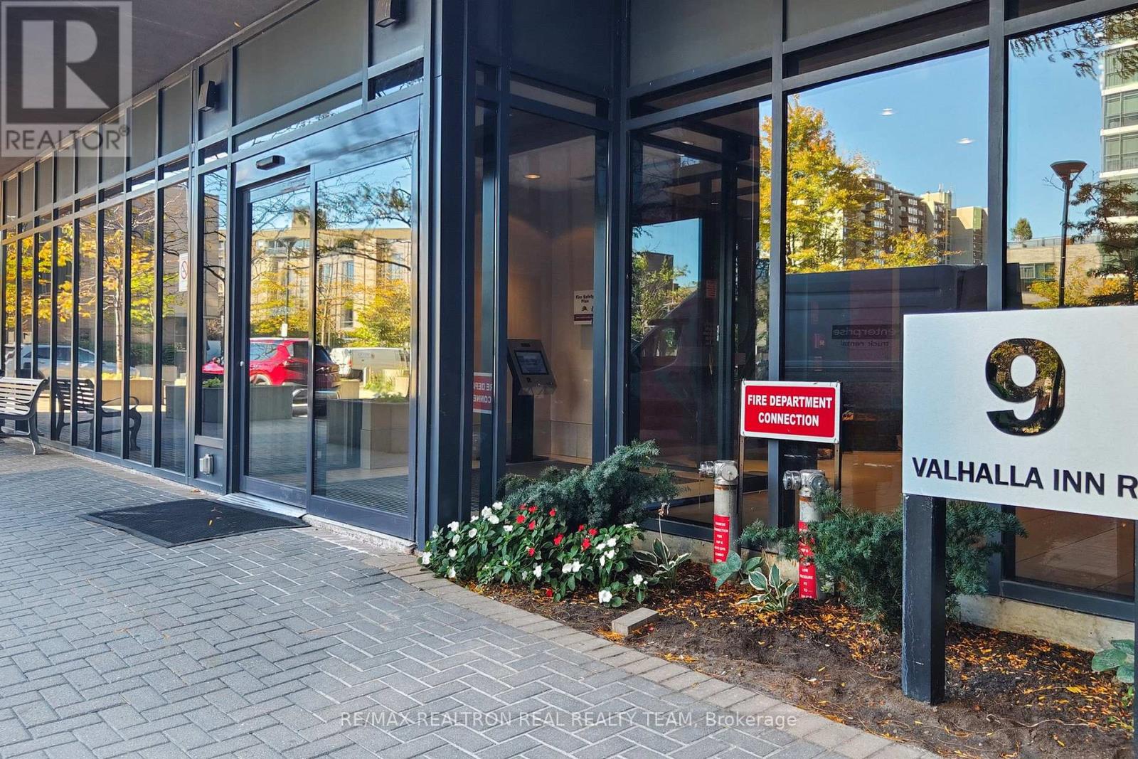 706 - 9 Valhalla Inn Road, Toronto, Ontario M9B 1S9 - Photo 4 - W12617262