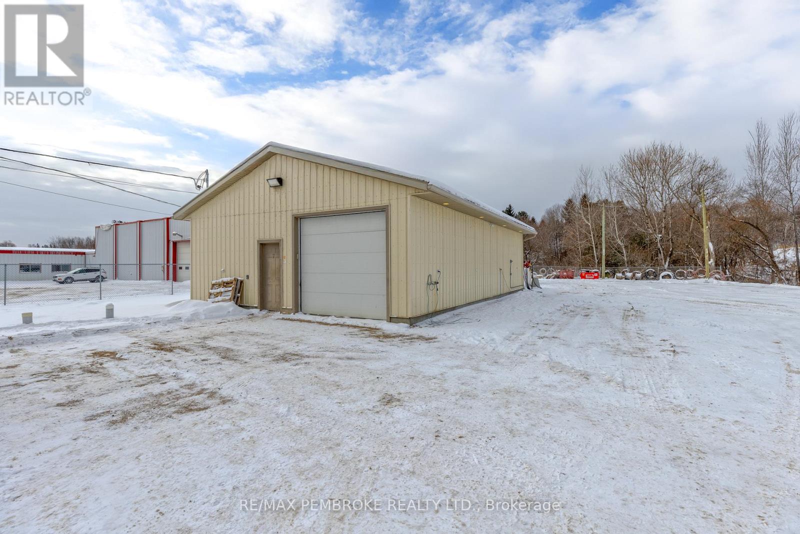 1366 PEMBROKE STREET E, Laurentian Valley, Ontario