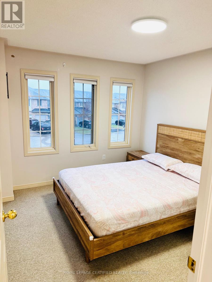 4490 Victory Court, Burlington, Ontario  L7L 6J6 - Photo 8 - W12634432