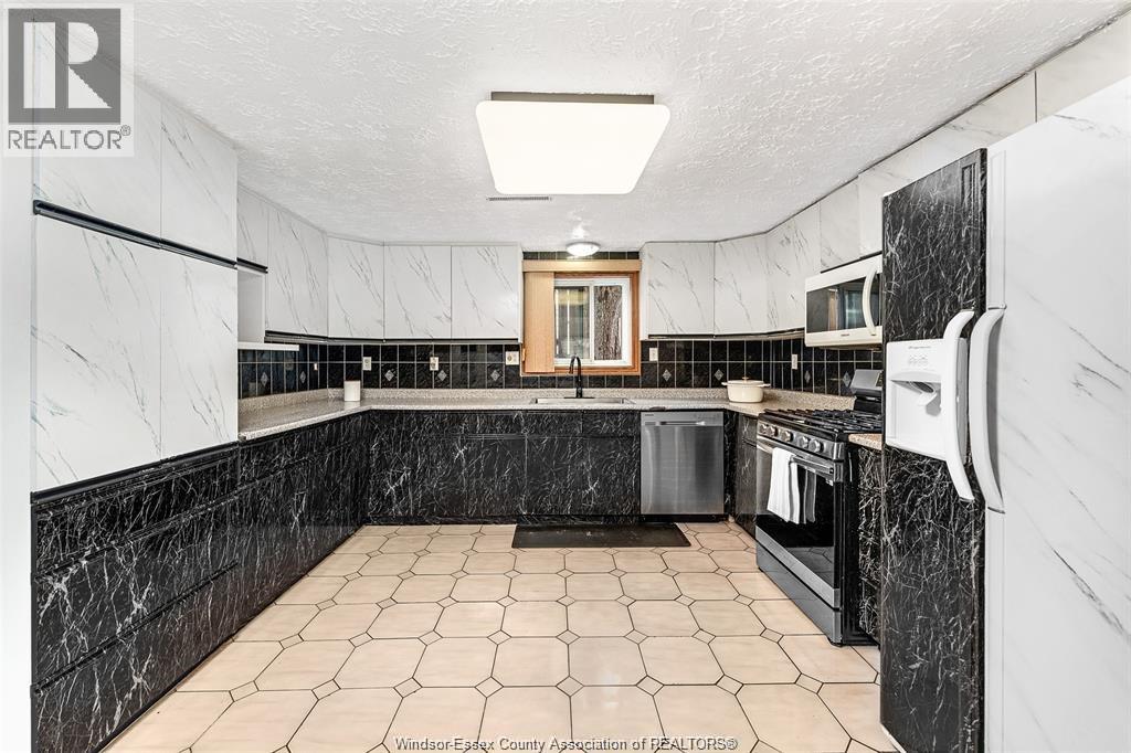 10615 Keating Crescent, Windsor, Ontario N8R 1T6 - Photo 14 - 25031671