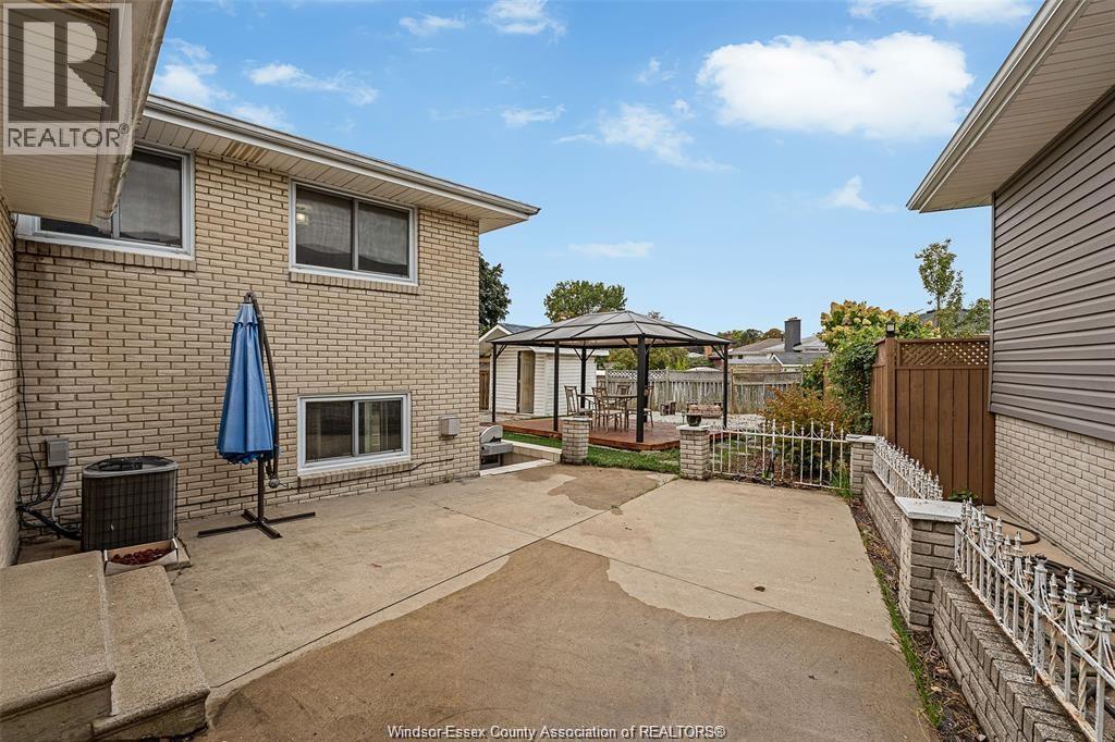 10615 Keating Crescent, Windsor, Ontario N8R 1T6 - Photo 3 - 25031671