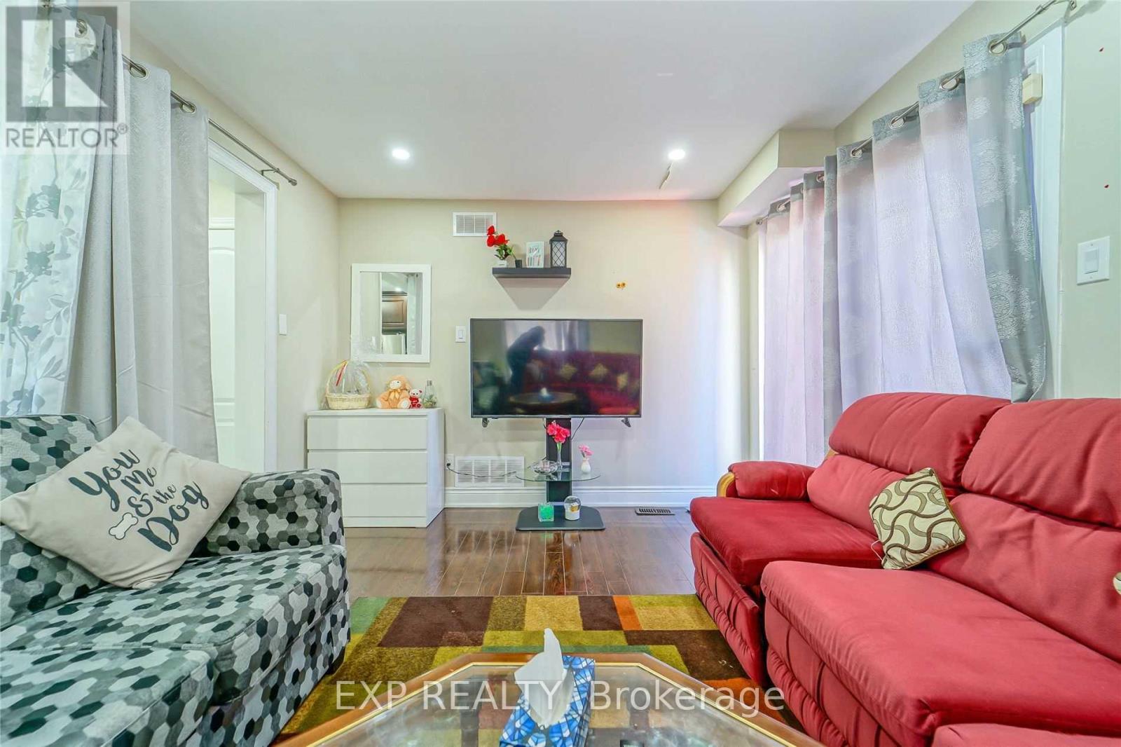 7 Hollyhedge Court, Brampton, Ontario  L6S 1R5 - Photo 4 - W12634544