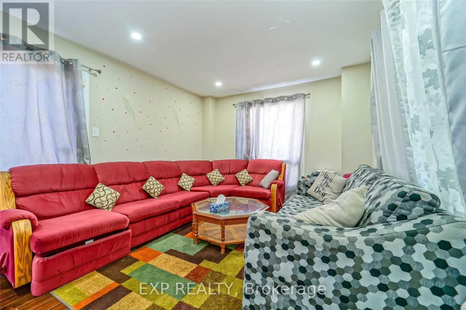 7 Hollyhedge Court, Brampton, Ontario  L6S 1R5 - Photo 5 - W12634544