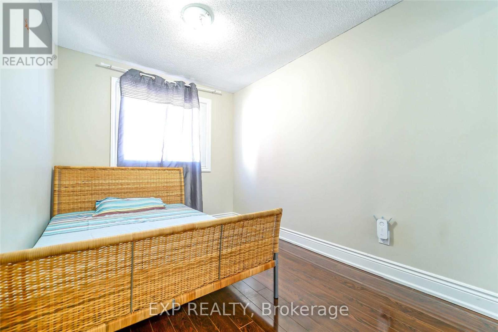 7 Hollyhedge Court, Brampton, Ontario  L6S 1R5 - Photo 8 - W12634544