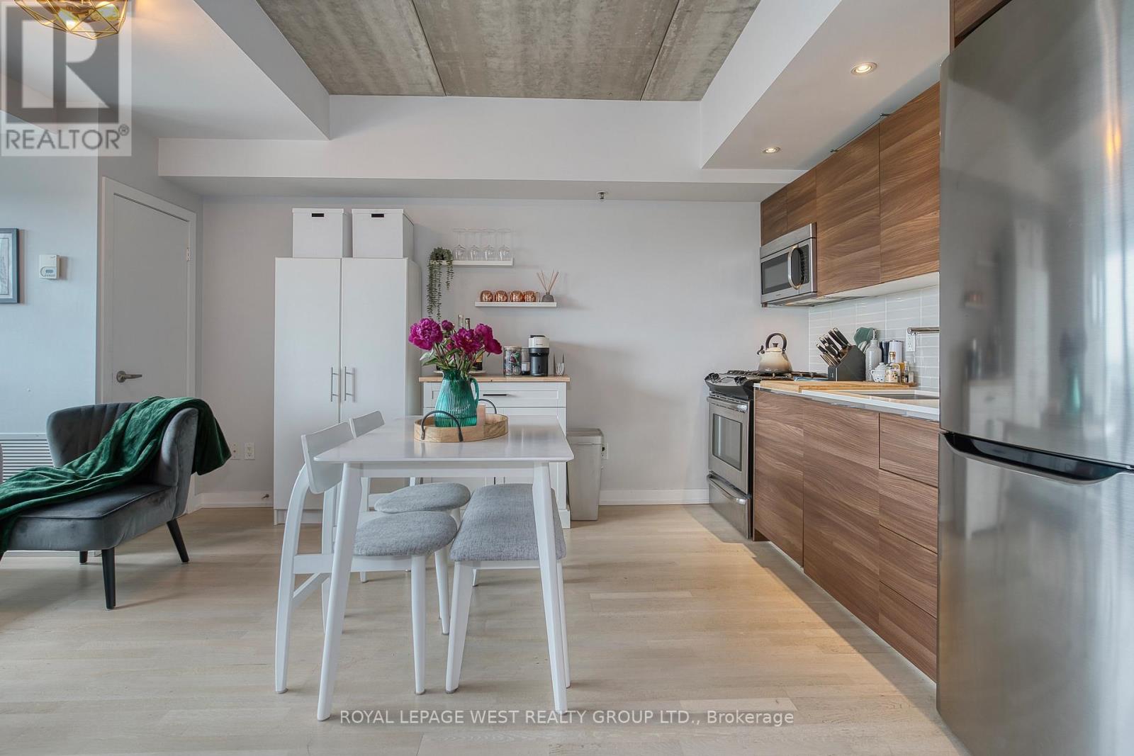 301 - 51 Lady Bank Road, Toronto, Ontario M8Z 0C9 - Photo 6 - W12634606