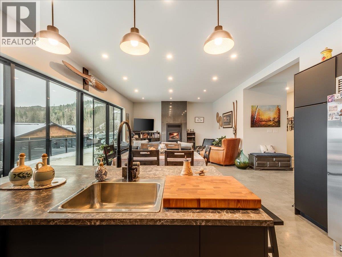 941 Redstone Drive, Rossland, British Columbia  V0G 1Y0 - Photo 13 - 10371133