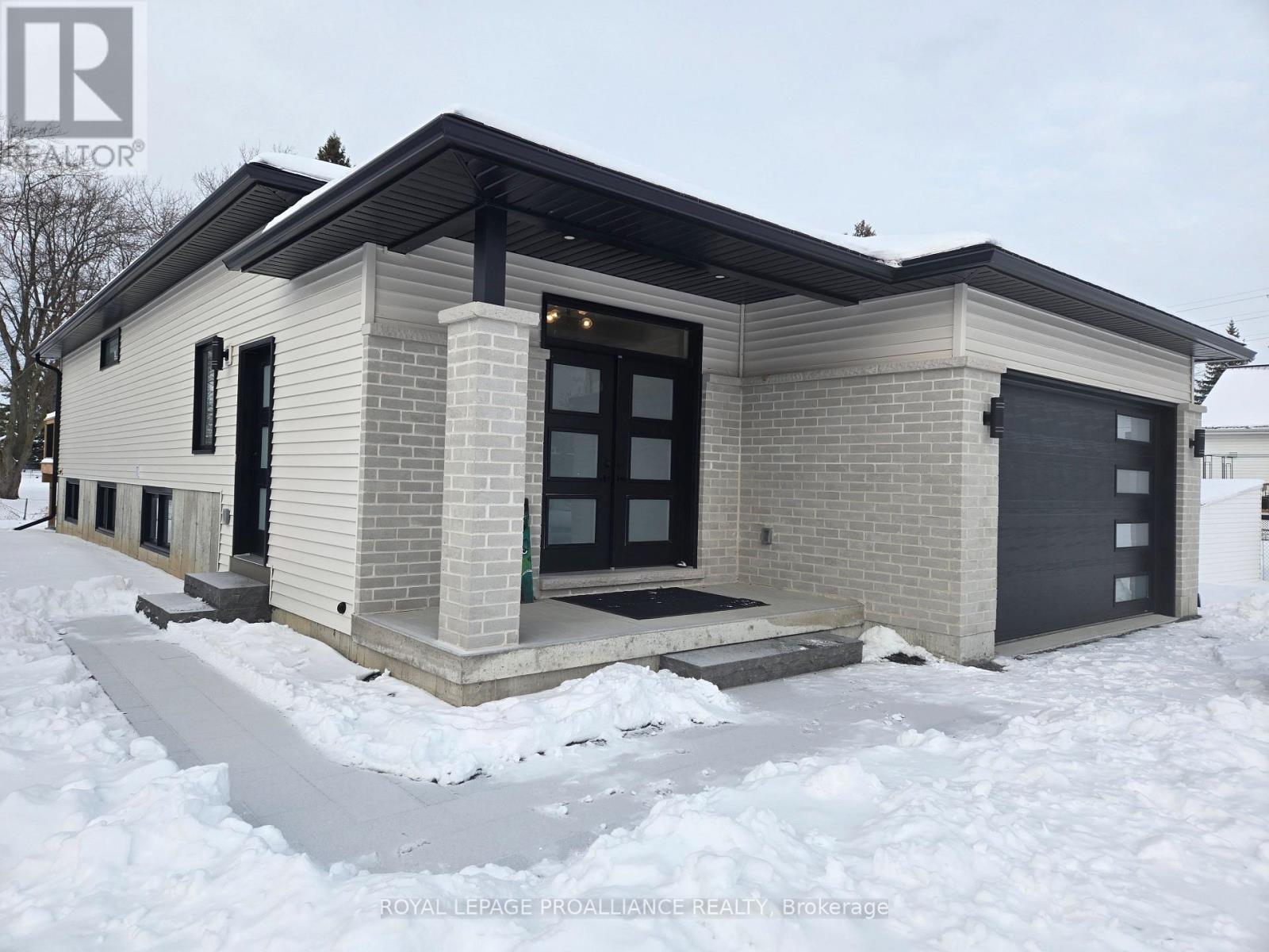 B - 8 Aldersgate Drive, Belleville (Belleville Ward), Ontario  K8P 4G3 - Photo 1 - X12630544