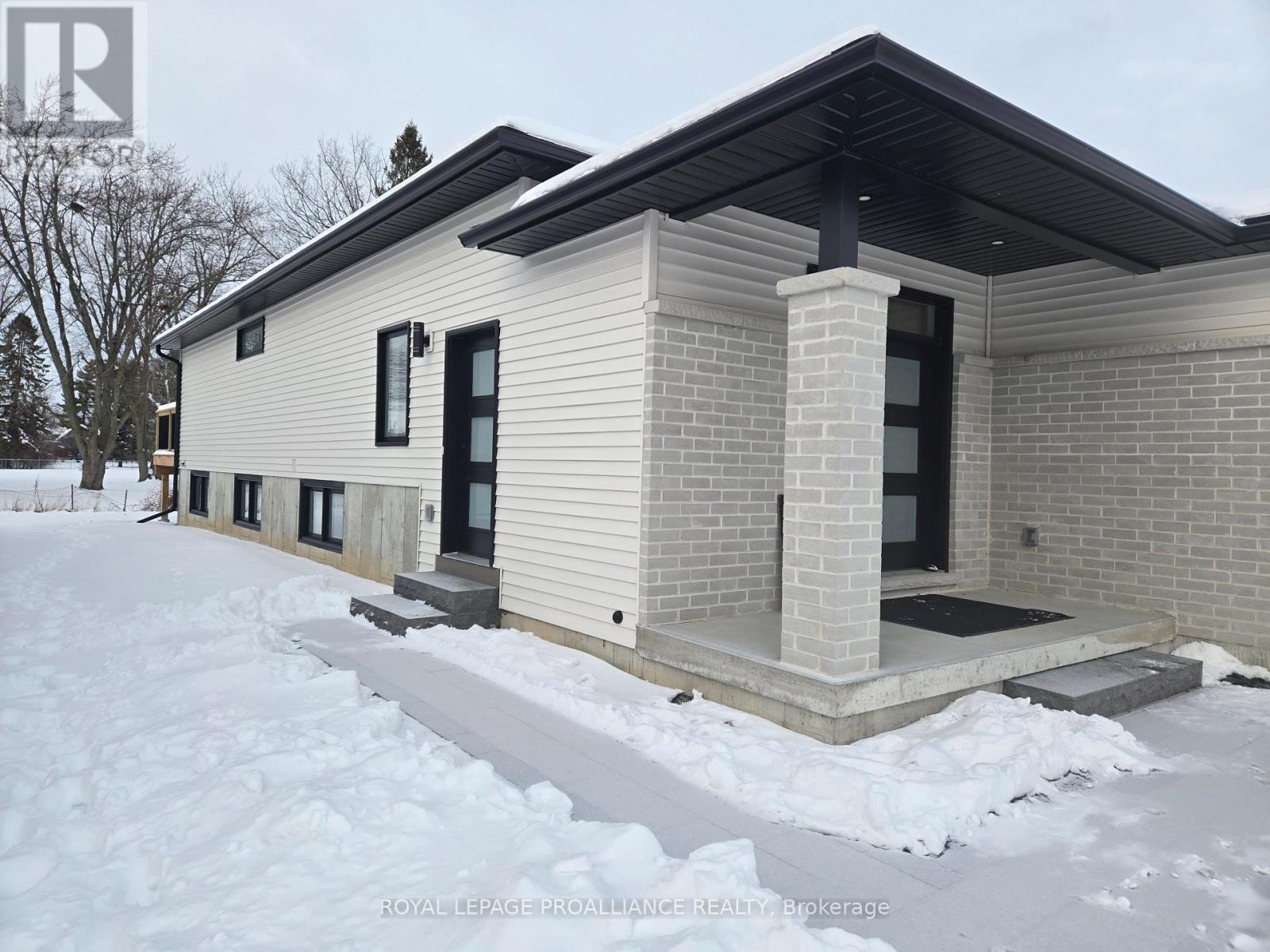 B - 8 Aldersgate Drive, Belleville (Belleville Ward), Ontario  K8P 4G3 - Photo 2 - X12630544