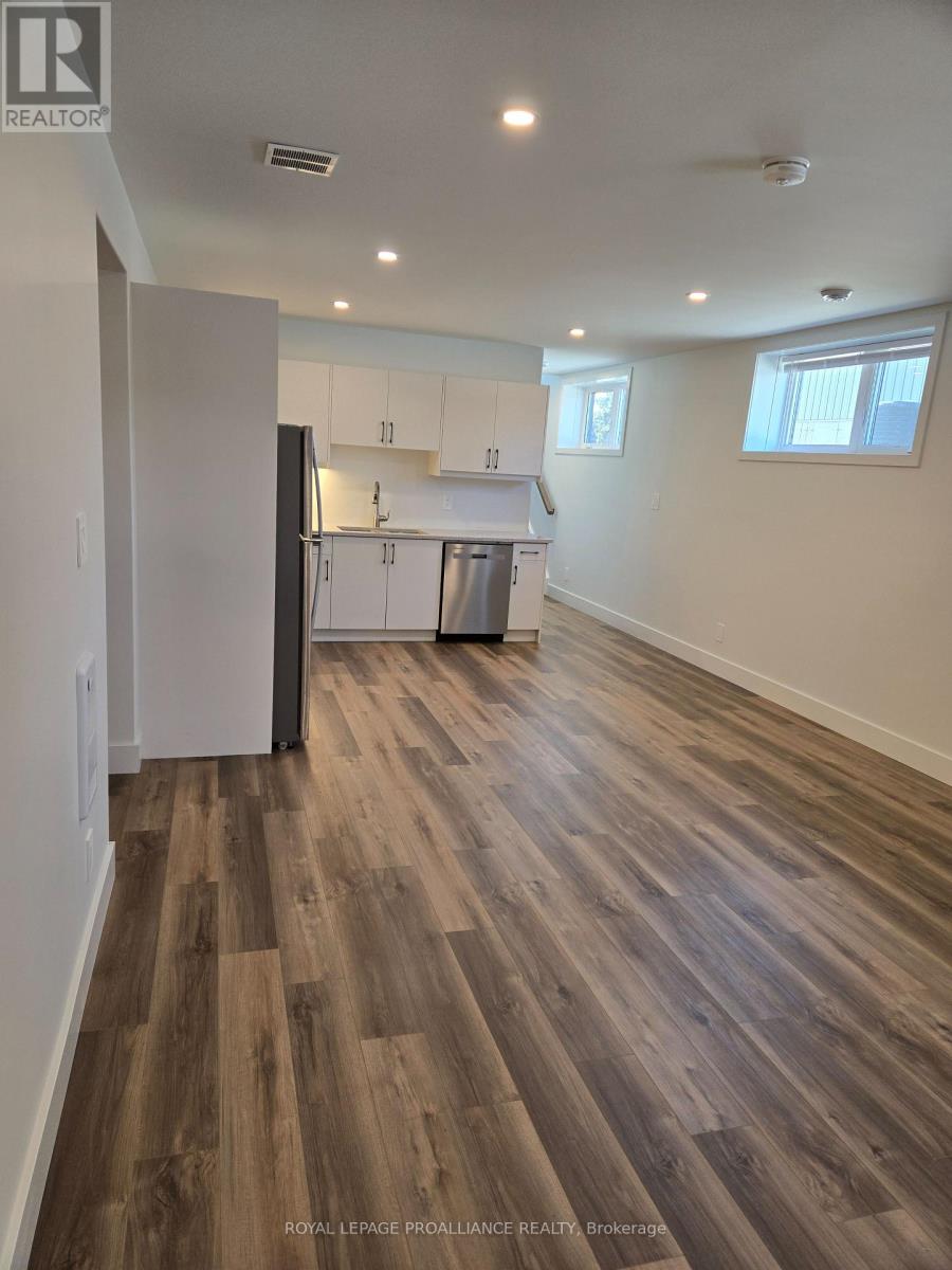 B - 8 Aldersgate Drive, Belleville (Belleville Ward), Ontario  K8P 4G3 - Photo 7 - X12630544