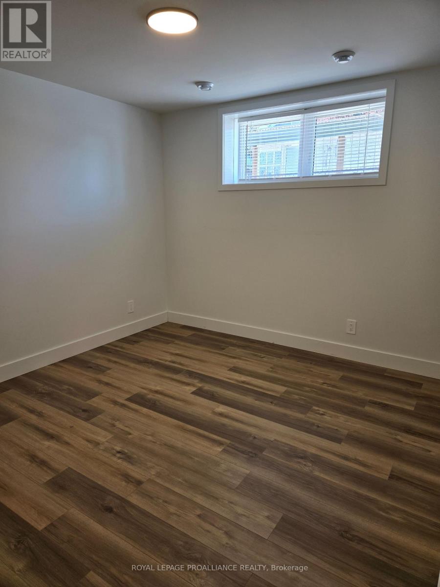 B - 8 Aldersgate Drive, Belleville (Belleville Ward), Ontario  K8P 4G3 - Photo 11 - X12630544