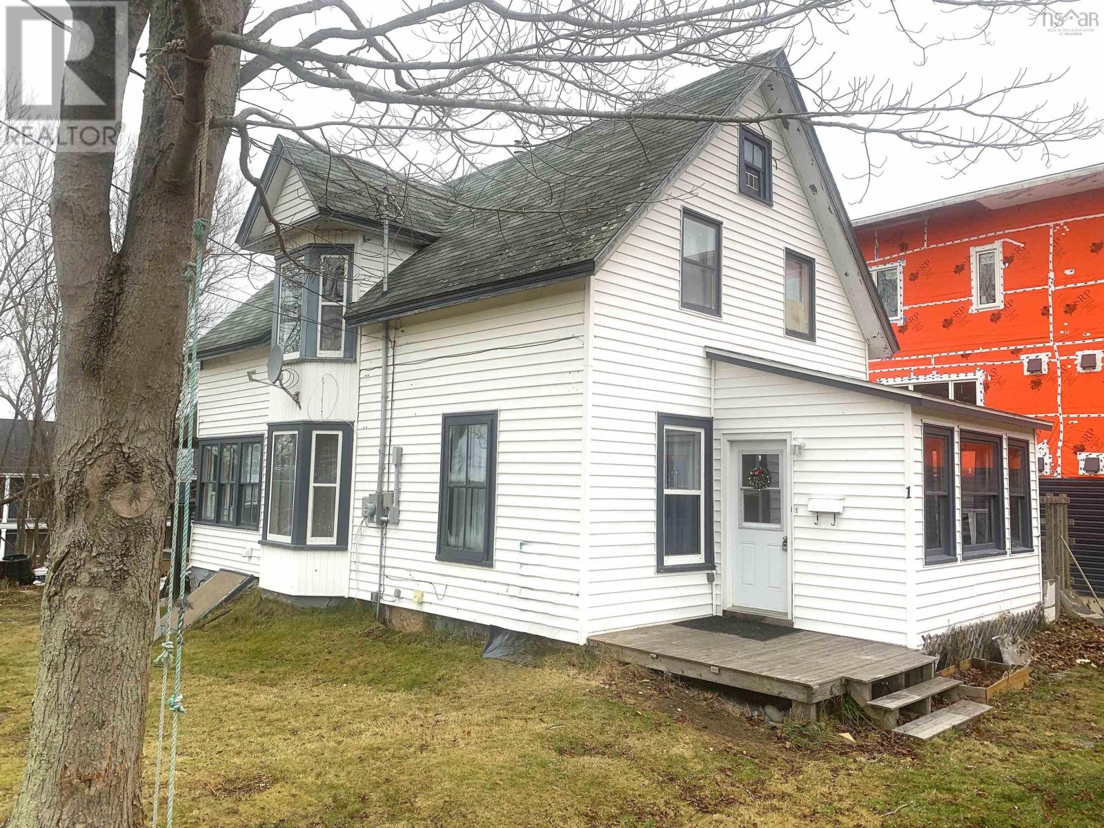 1 Whipple Street, Yarmouth, Nova Scotia  B5A 1W3 - Photo 3 - 202529071