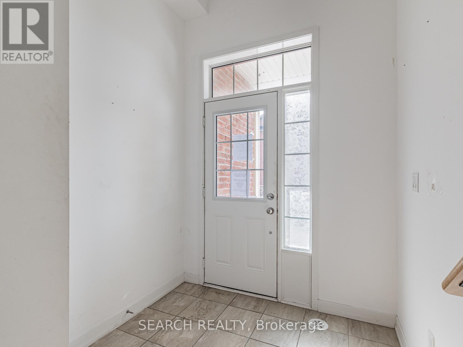 247 Harding Park Street, Newmarket, Ontario  L3Y 0E3 - Photo 3 - N12312876