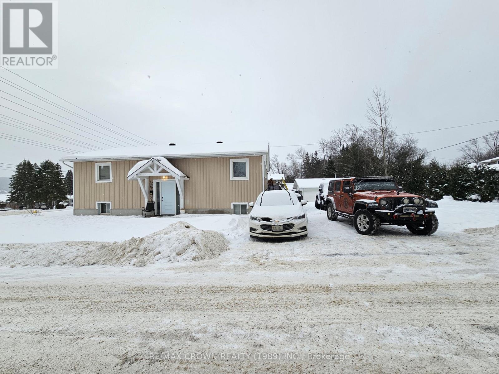 205 Lakeside Drive, North Bay, Ontario  P1A 3E2 - Photo 2 - X12634762
