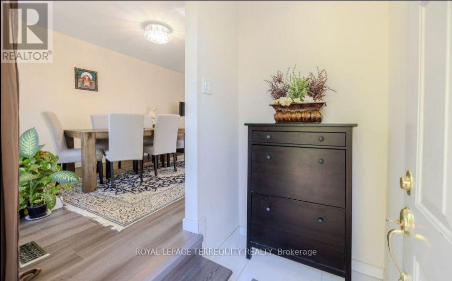 25 Bailey Crescent, Aurora, Ontario  L4G 2B2 - Photo 4 - N12632320