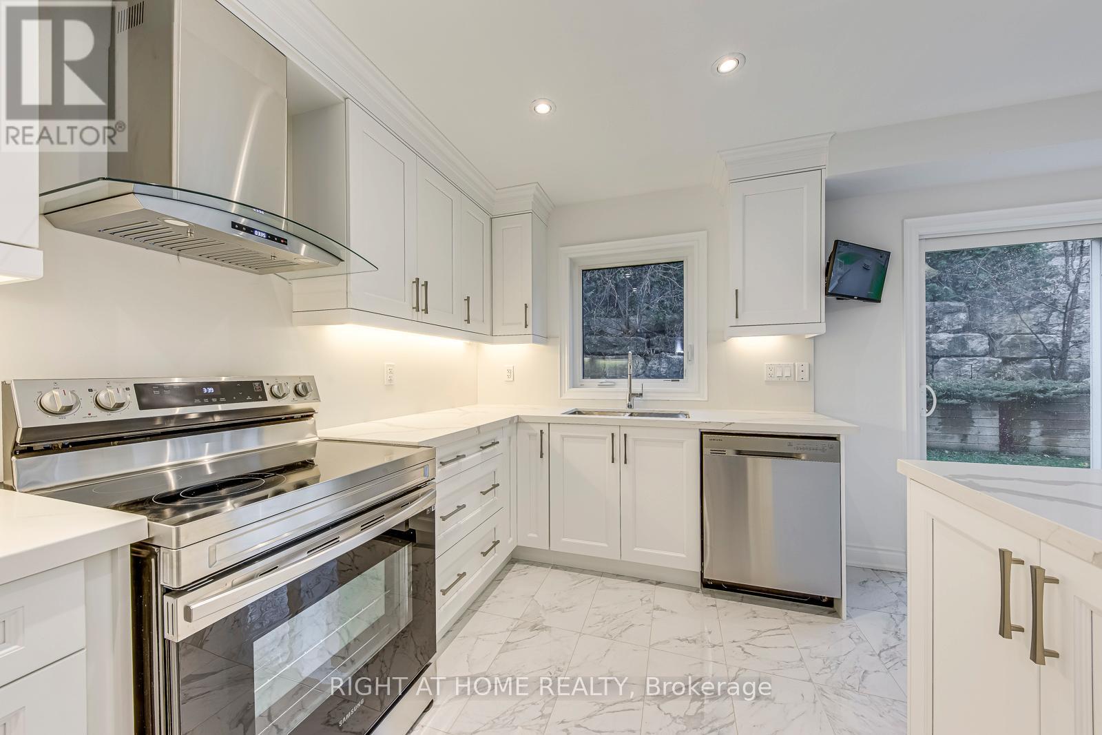 2577 Islington Avenue, Toronto, Ontario  M9V 4A2 - Photo 14 - W12581204