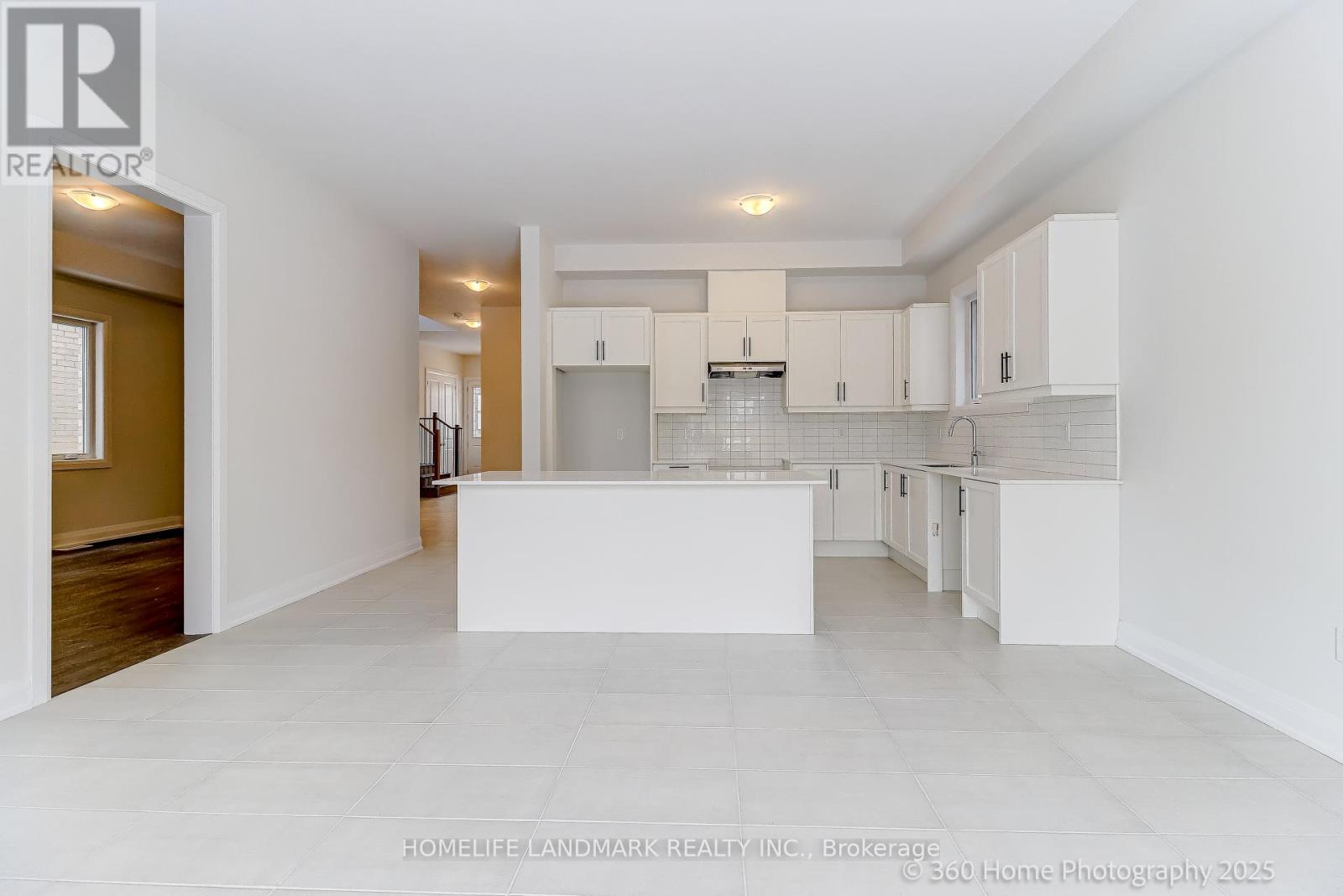 241 Seguin Street, Richmond Hill, Ontario  L4E 2Y5 - Photo 4 - N12634796