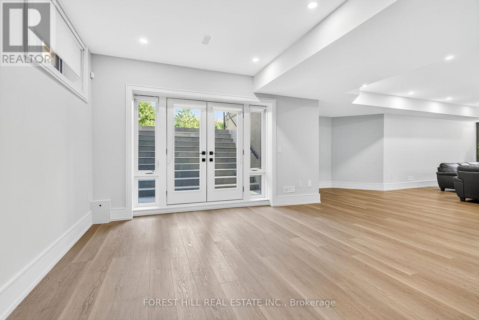 221 Morden Road, Oakville, Ontario L6K 2S2 - Photo 37 - W12634804