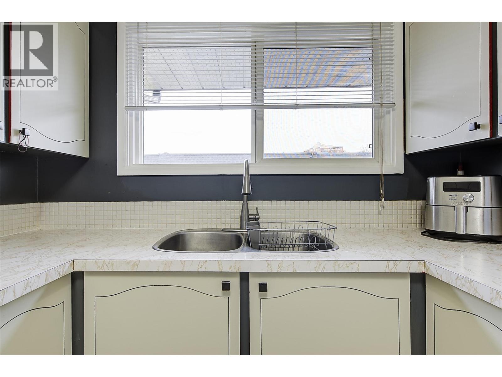 1291 Bernard Avenue Unit# 6, Kelowna, British Columbia  V1Y 8K5 - Photo 4 - 10364756