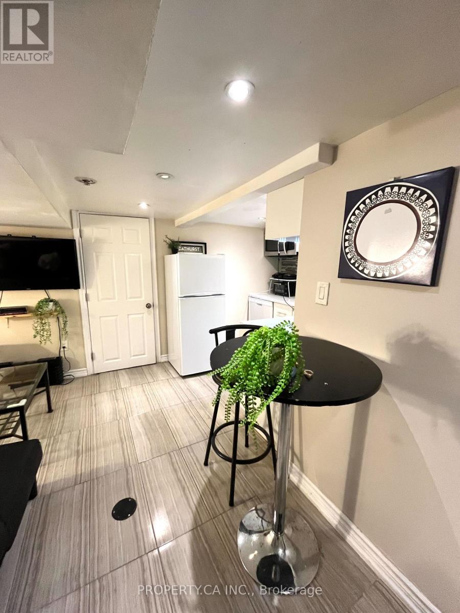 Bsmnt - 234 Bathurst Street, Toronto, Ontario  M5T 2S3 - Photo 2 - C12634902