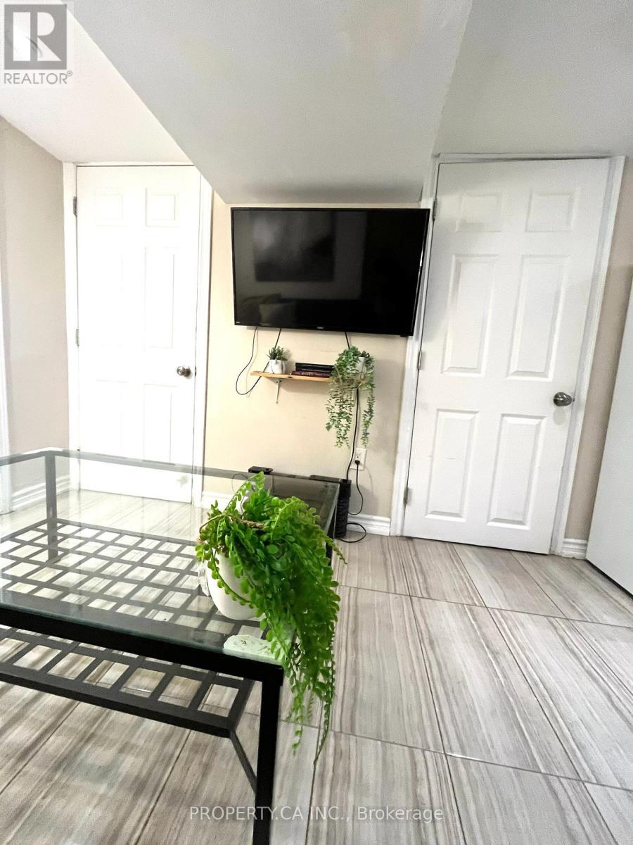 Bsmnt - 234 Bathurst Street, Toronto, Ontario  M5T 2S3 - Photo 3 - C12634902