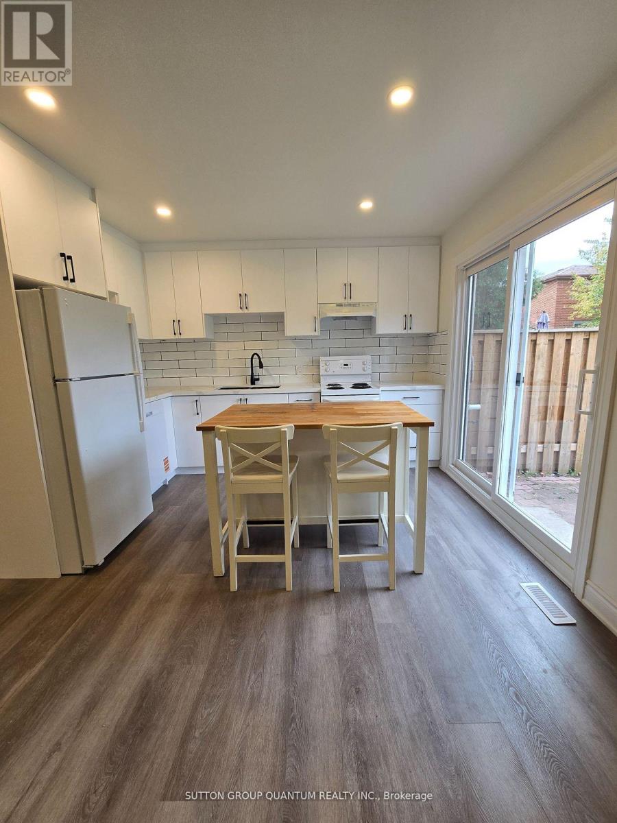 2602 Chisholm Court, Mississauga, Ontario  L5C 3H9 - Photo 4 - W12634848