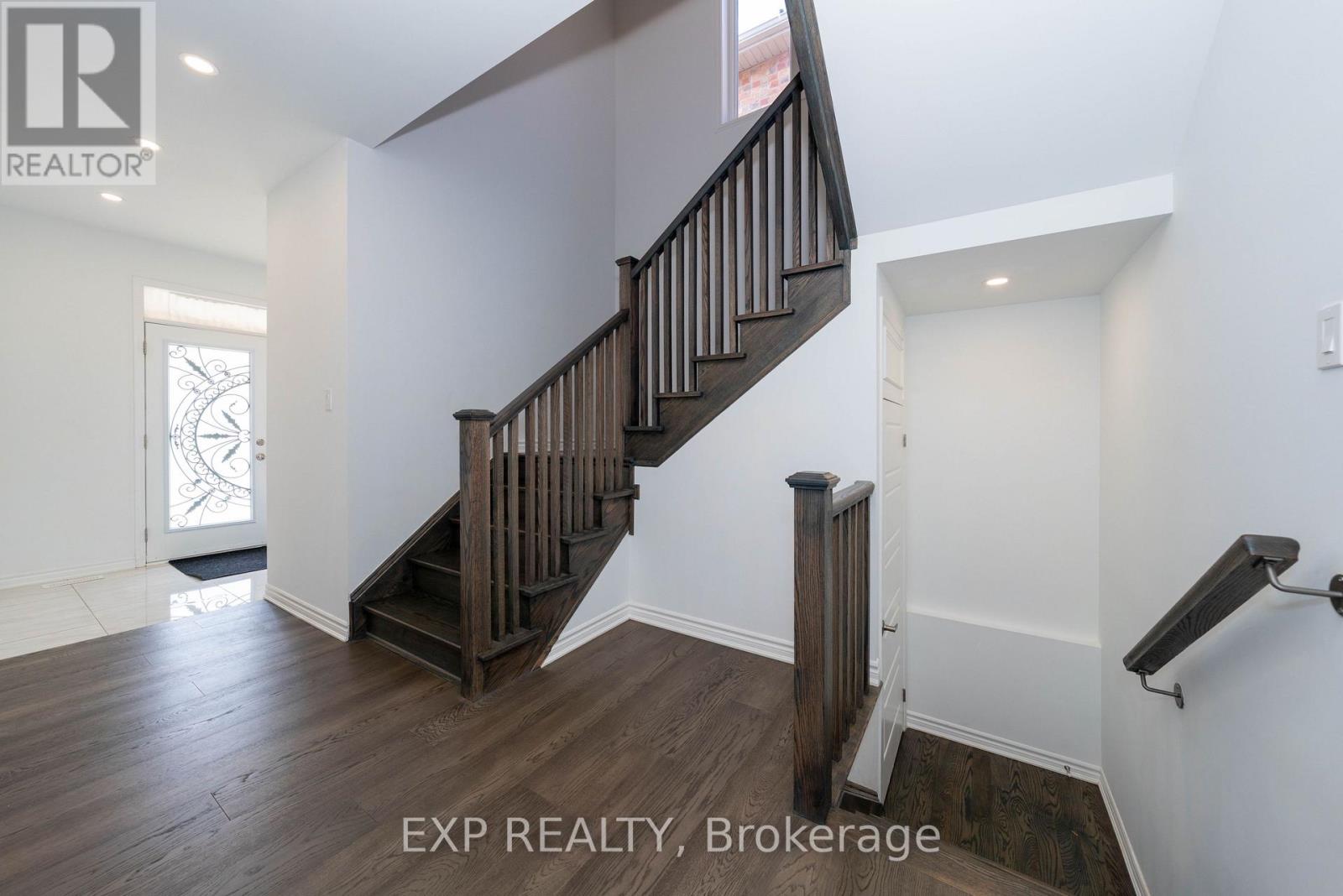 558 Kennedy Circle W, Milton, Ontario  L9E 1P9 - Photo 4 - W12634886