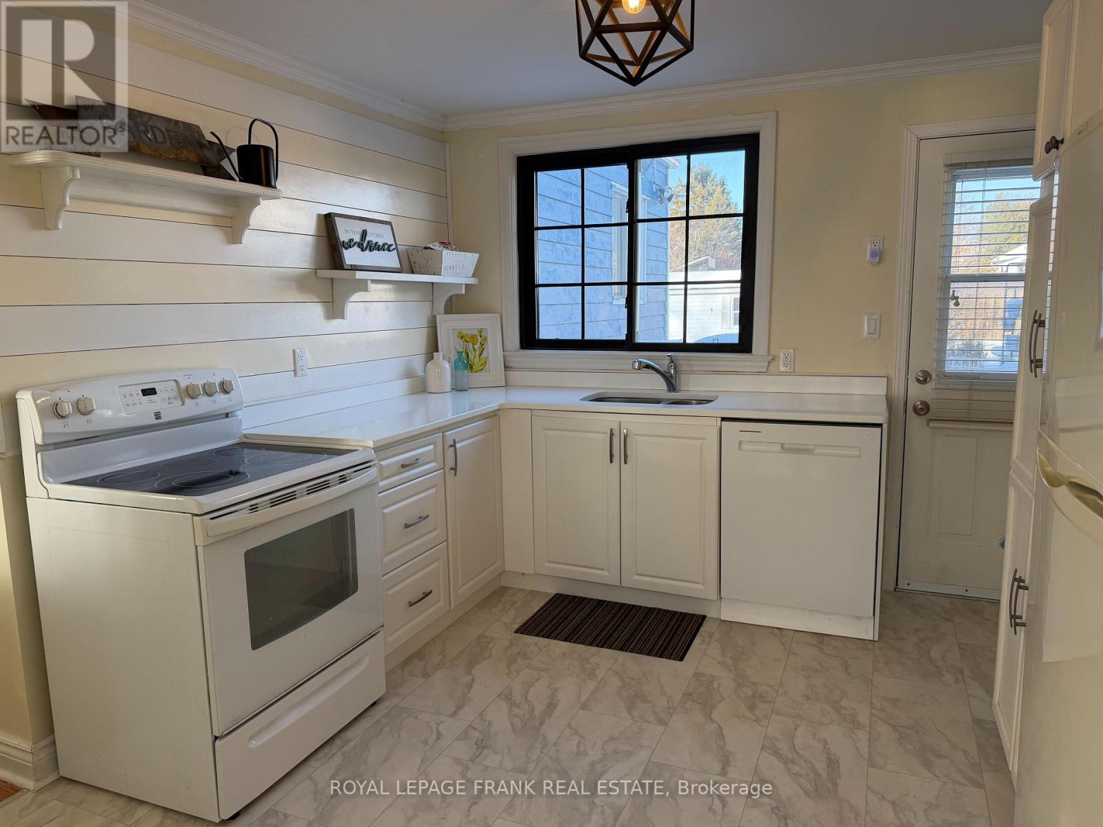 246 Lake Street, Cobourg, Ontario K9A 1R5 - Photo 2 - X12634950