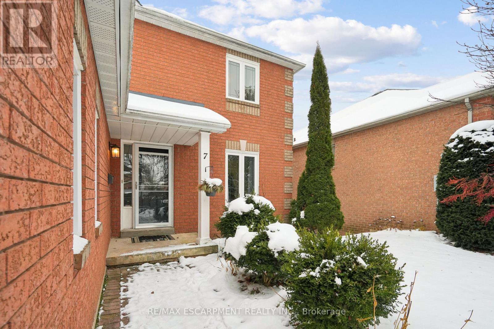 7 Birchway Place, Halton Hills, Ontario  L7J 2X4 - Photo 8 - W12605964