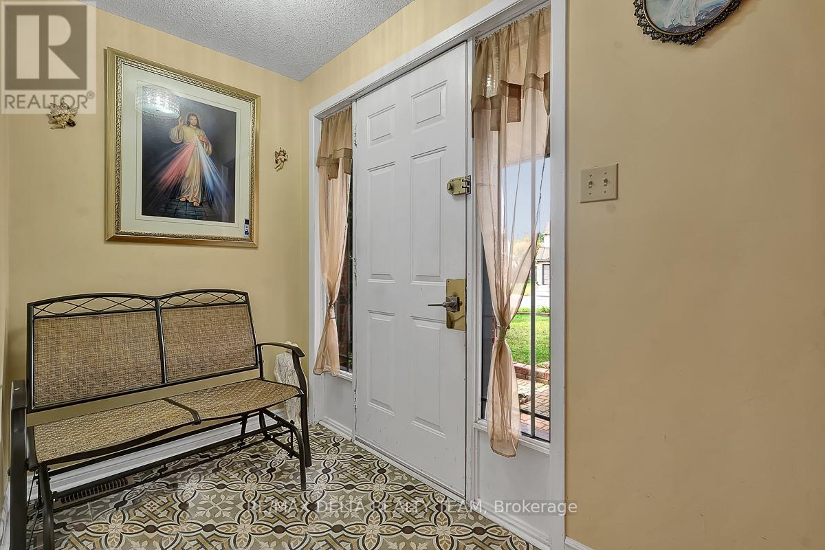 6096 Meadowhill Crescent, Ottawa, Ontario  K1C 5R8 - Photo 3 - X12634916