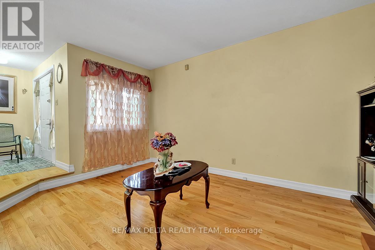 6096 Meadowhill Crescent, Ottawa, Ontario  K1C 5R8 - Photo 4 - X12634916