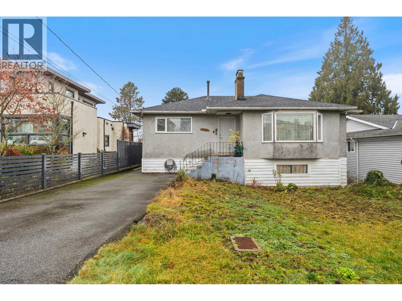 8255 18th Avenue, Burnaby, British Columbia  V3N 1K4 - Photo 2 - R3073851