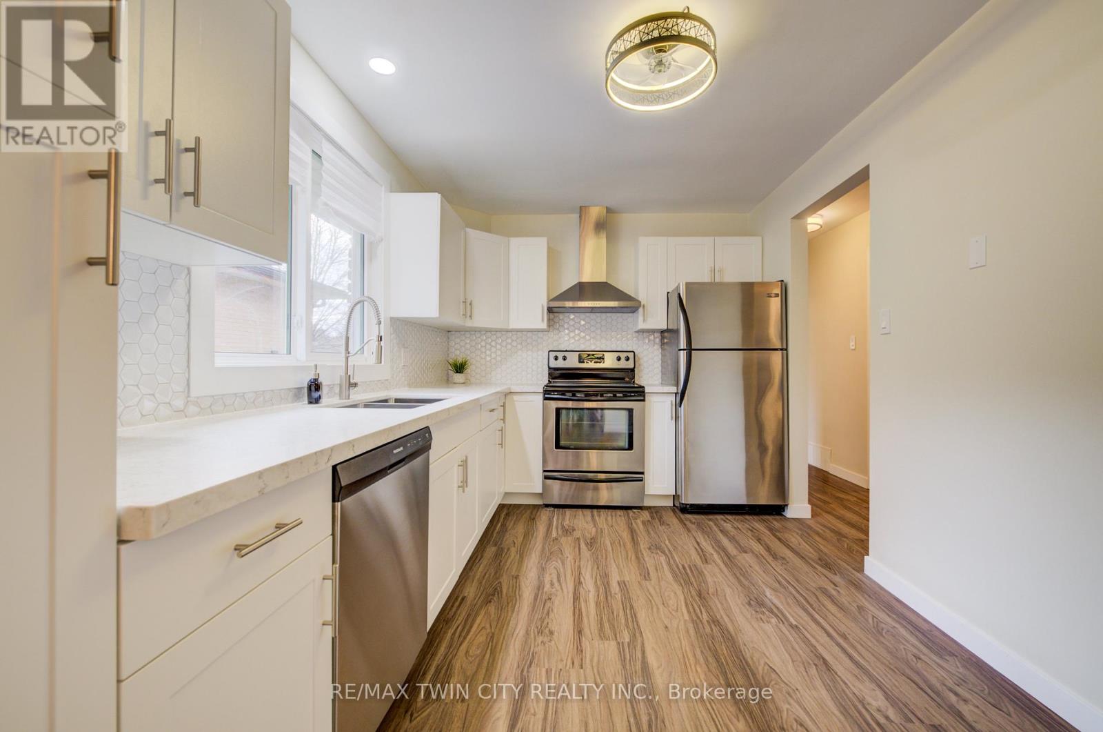 48 Mark Crescent, Cambridge, Ontario  N1S 4A3 - Photo 7 - X12579684