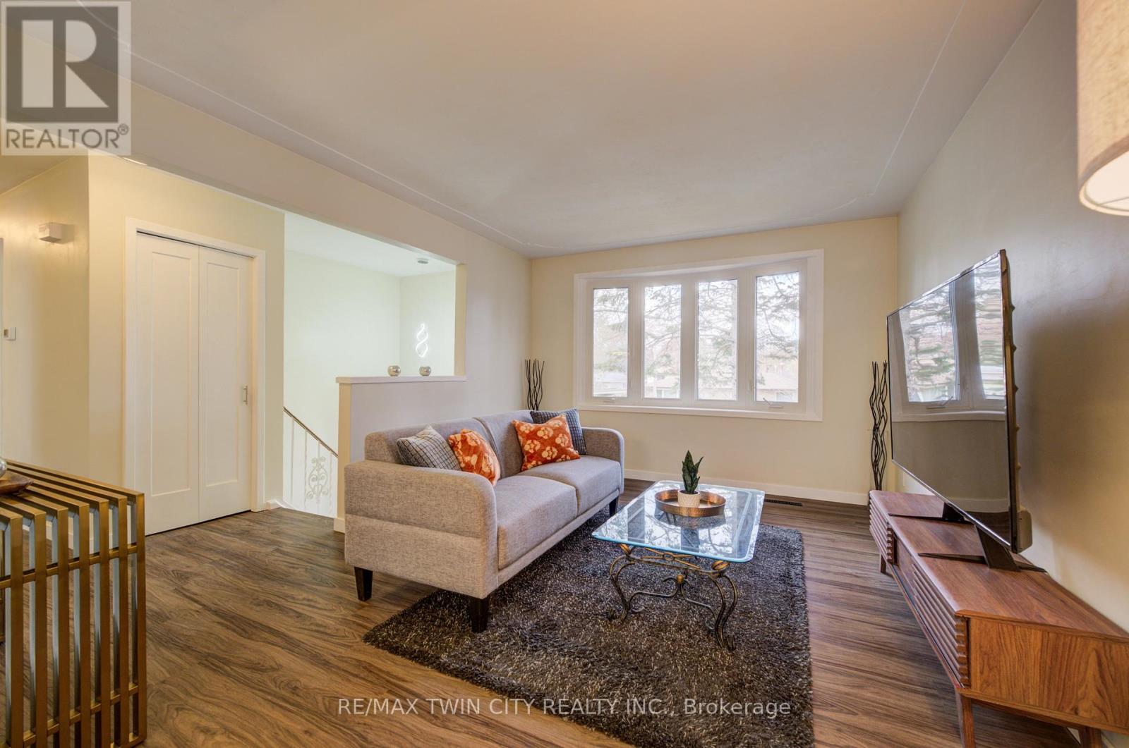 48 Mark Crescent, Cambridge, Ontario  N1S 4A3 - Photo 3 - X12579684