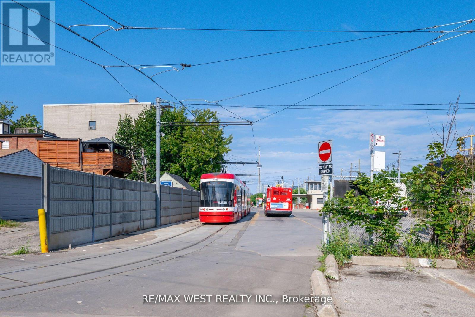 3 - 2a Fort Rouille Street, Toronto, Ontario  M6K 2C1 - Photo 10 - W12634912